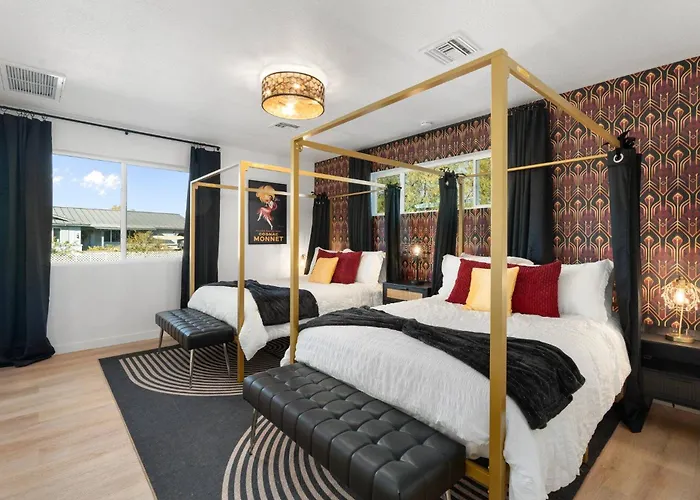 Holiday home 1920s Speakeasy, Cooled Pool, Games, 5min Old Town *