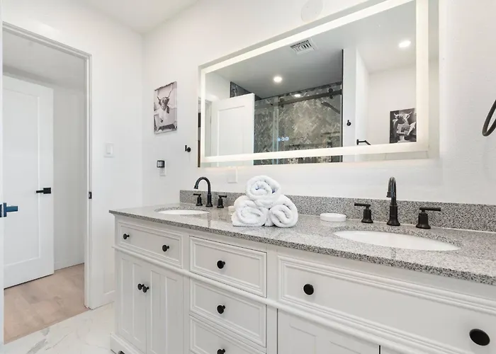 Holiday home 1920s Speakeasy, Cooled Pool, Games, 5min Old Town Scottsdale