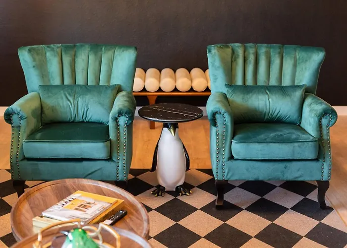 1920s Speakeasy, Cooled Pool, Games, 5min Old Town Holiday home