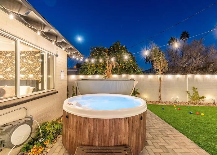 Holiday home 1920s Speakeasy, Cooled Pool, Games, 5min Old Town Scottsdale