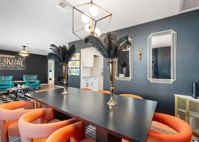 Holiday home 1920s Speakeasy, Cooled Pool, Games, 5min Old Town *