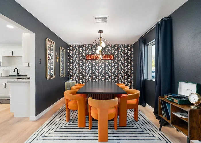 Holiday home 1920s Speakeasy, Cooled Pool, Games, 5min Old Town