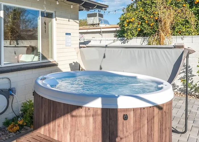 Holiday home 1920s Speakeasy, Cooled Pool, Games, 5min Old Town