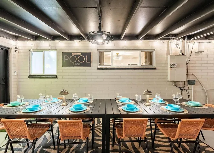 Holiday home 1920s Speakeasy, Cooled Pool, Games, 5min Old Town Scottsdale